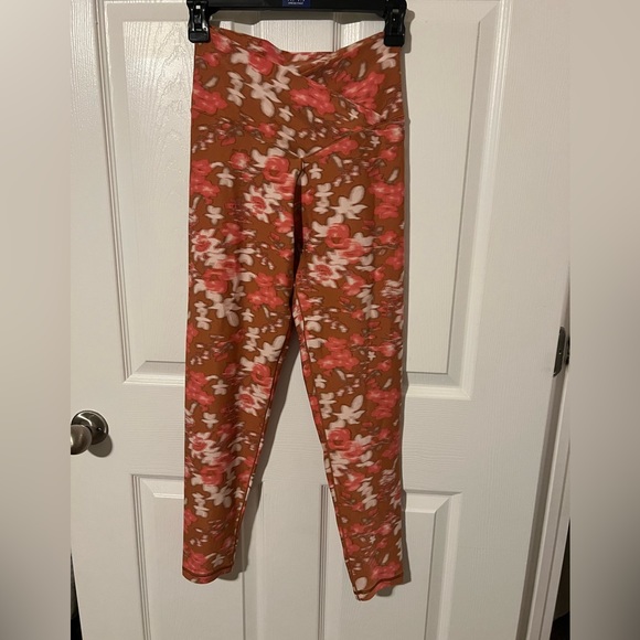 aerie Pants - Aerie OFFLINE Hi-Rise Real Me Crossover Floral Leggings, Size L